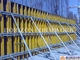 Systèmes de coffrage de murs verticaux composés de poutres H20, parements en acier, contreplaqué